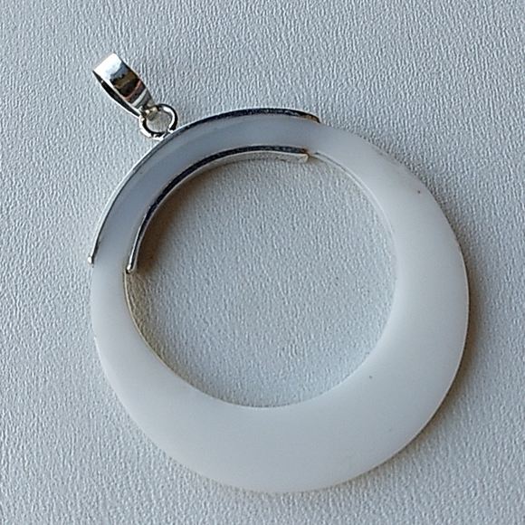 3/$50💎 Mother of Pearl Pendant - Picture 3 of 4